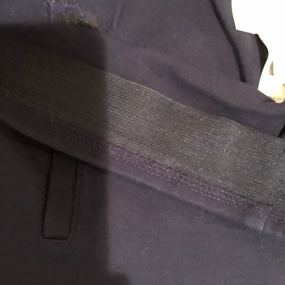 𝅺Chico’s size 8-10 Navy cropped pull on pants stretch like new straight leg - Picture 6 of 11